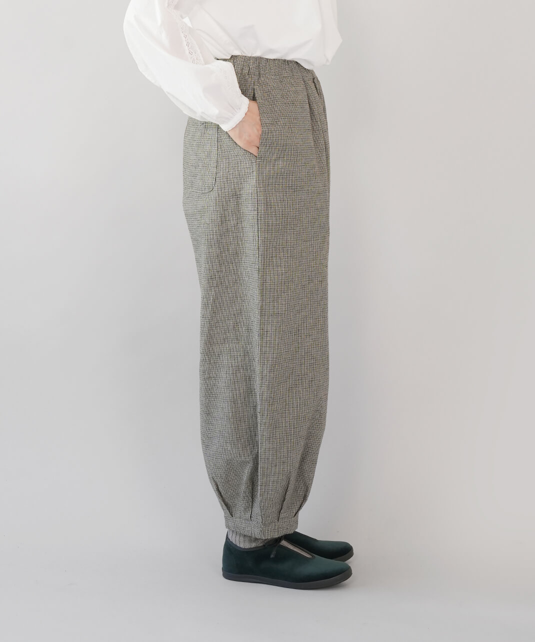 コットンリネンのタックボールパンツ カーキベージュ　着画