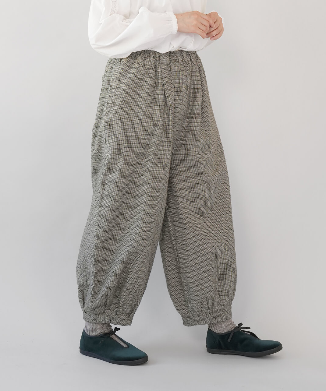 コットンリネンのタックボールパンツ カーキベージュ　着画