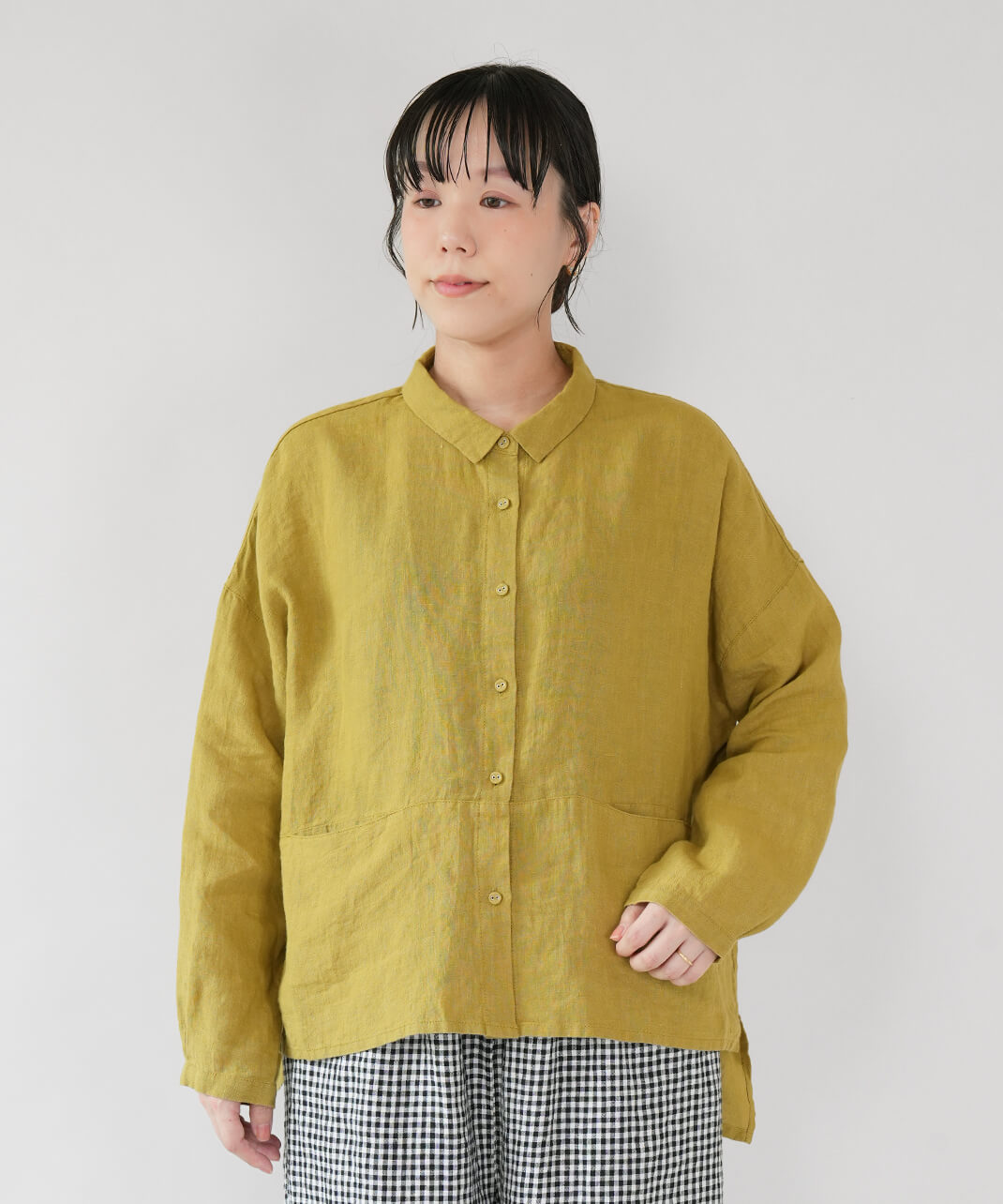 リネン素材のちび襟ワイドシャツ　ピスタチオ　着用画