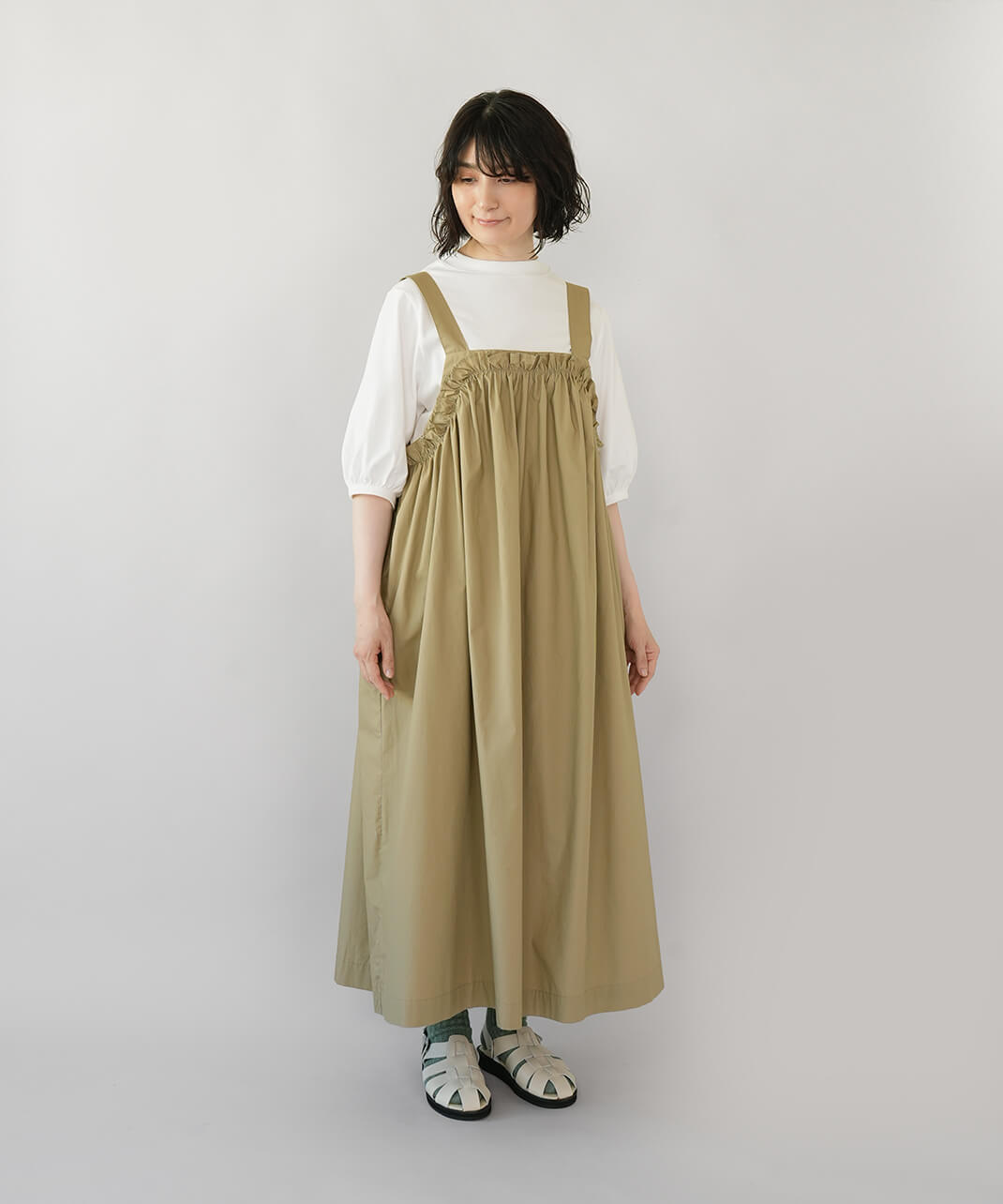 たっぷりギャザーの2WAYジャンパースカート ベージュ　コーデ