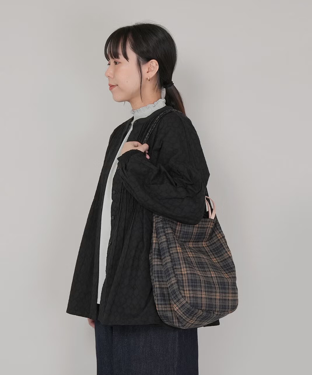 mumokuteki チェック柄の2WAYトートバッグ　ネイビー
