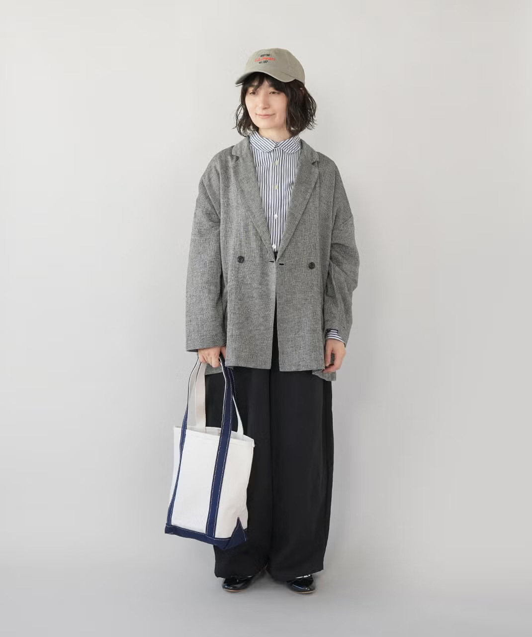 シンプルなトップスに合わせたワイドコクーンパンツ