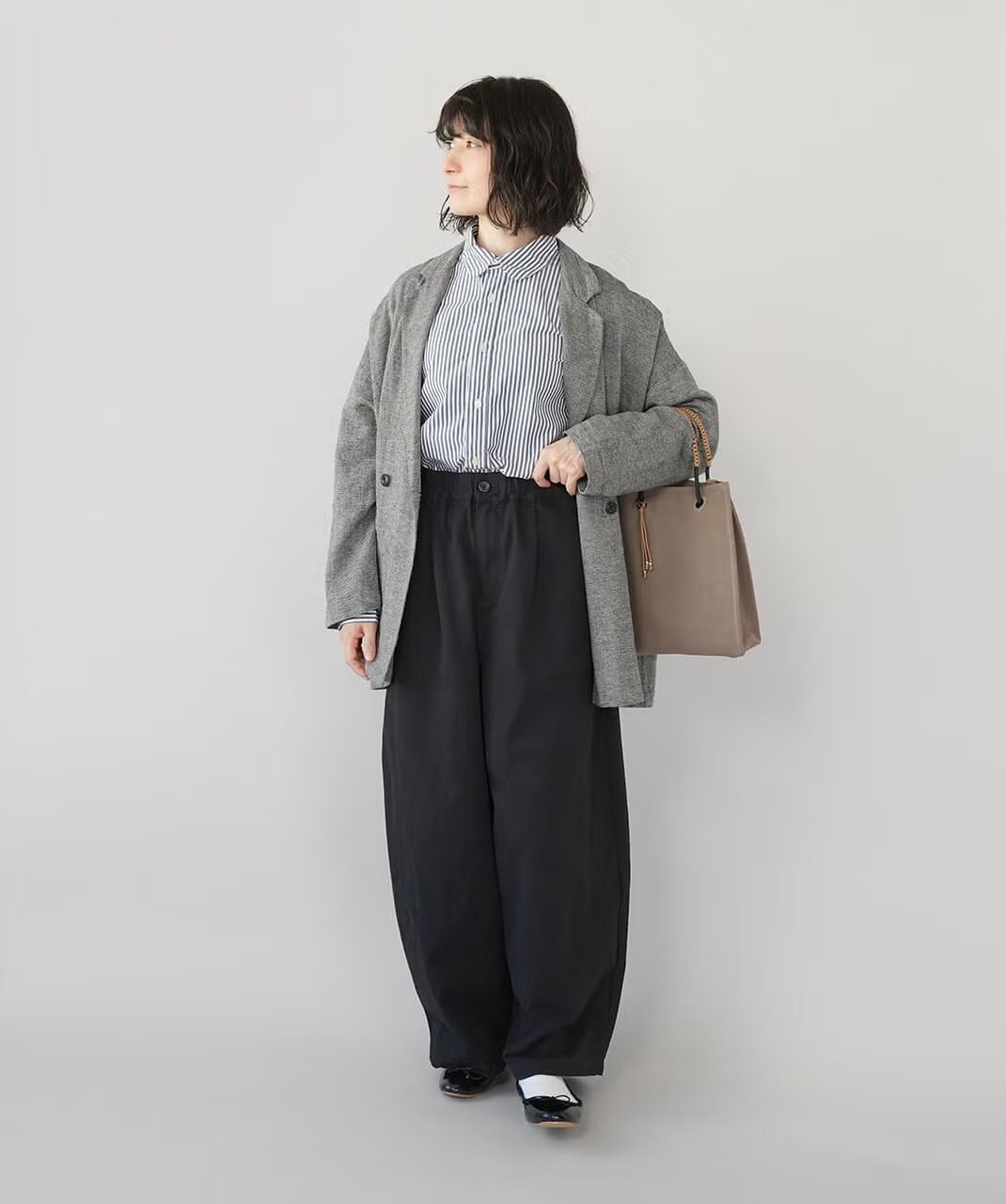 丸みのあるコクーンシルエットのワイドパンツ