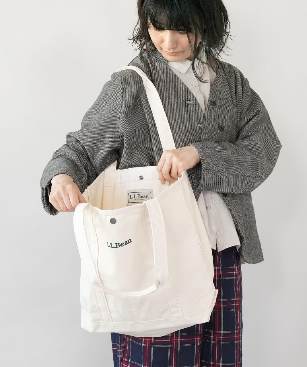 内側にはポケットとスナップボタン