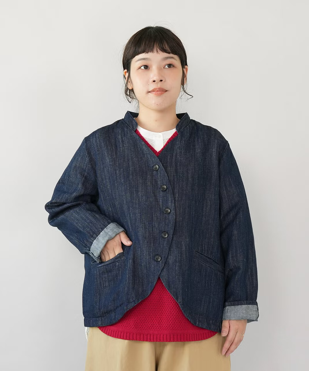 低めのスタンドカラーがすっきりした印象に