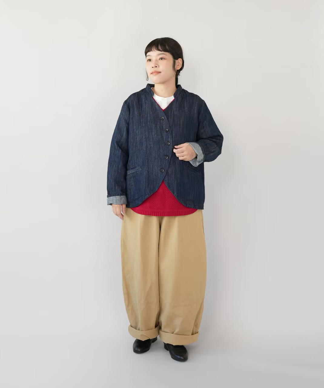 カーブジャケットとチェック柄パンツのコーディネート
