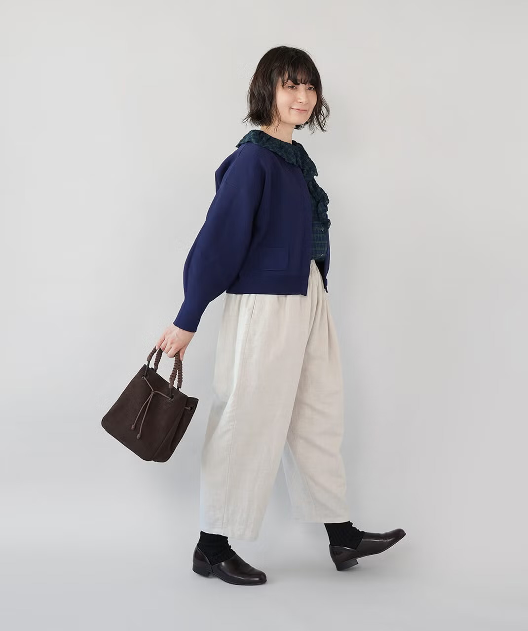 フロントに重ねた切りっぱなしのフリル