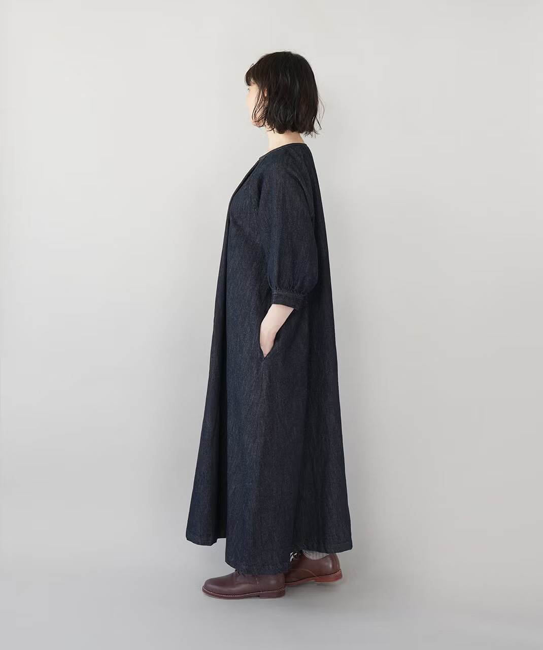 ゆったりとした身幅のリラックス感のある1着