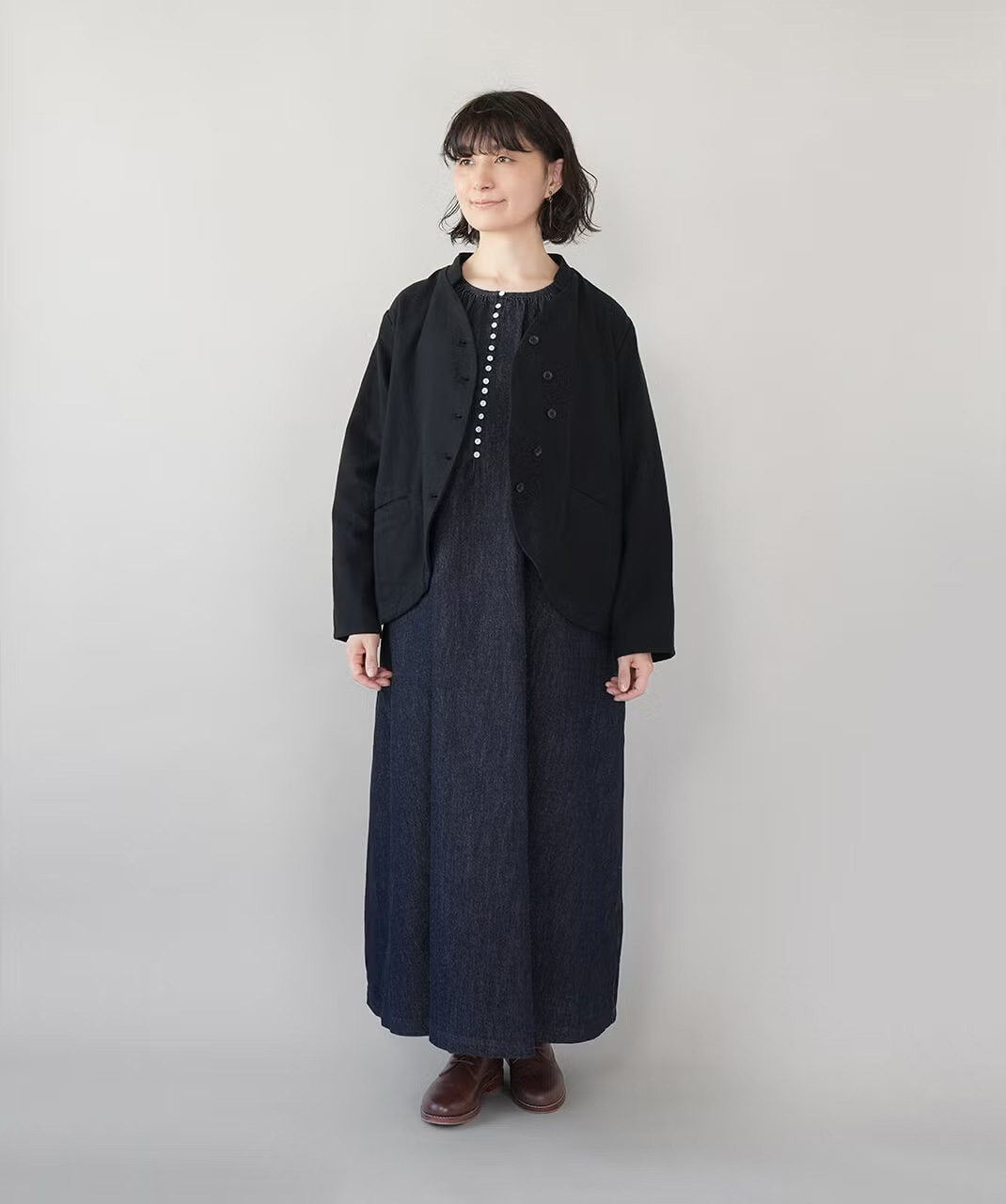 細かなギャザーを寄せた首元が華やか