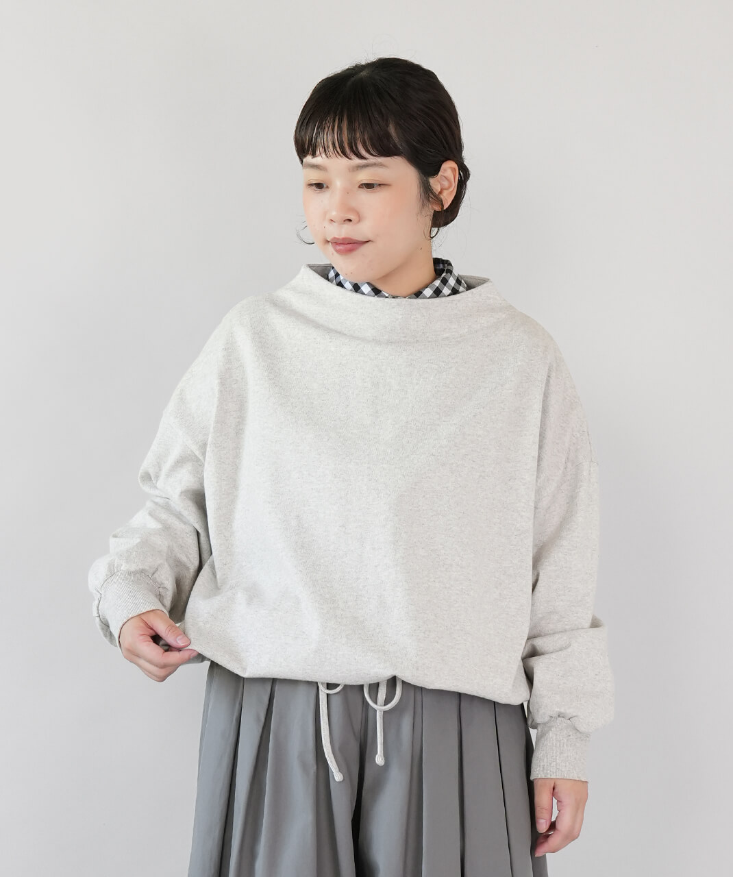  mumokuteki　2WAYシルエットのボトルネックプルオーバー　オートミール　着画