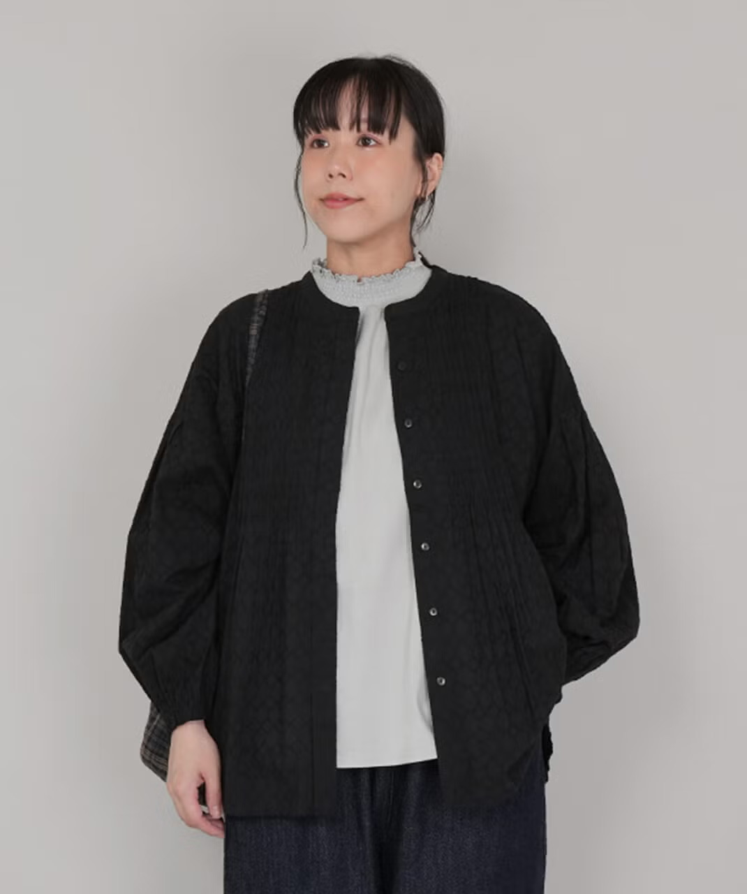 サークル刺繍のピンタックギャザーブラウス