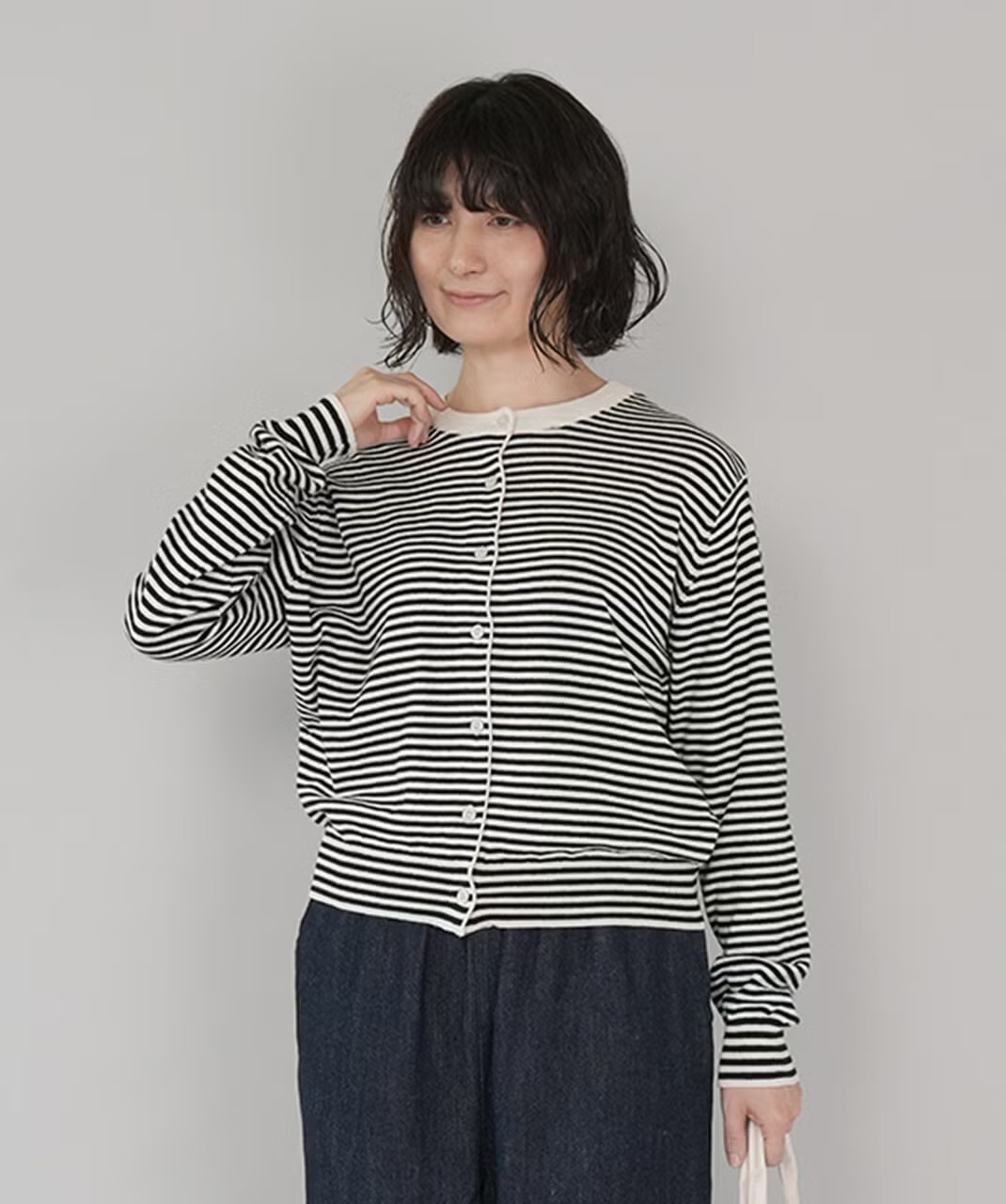 すっきりとしたクルーネック