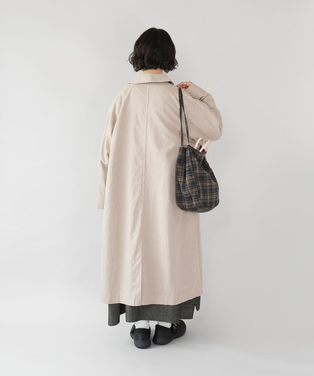後ろの裾の切れ込みは足さばきが良く歩きやすい