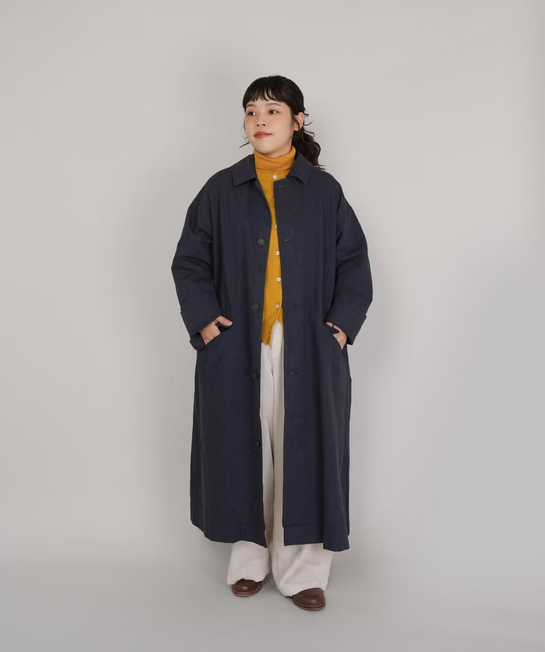 後ろが高く前に向かって低くなるステンカラー