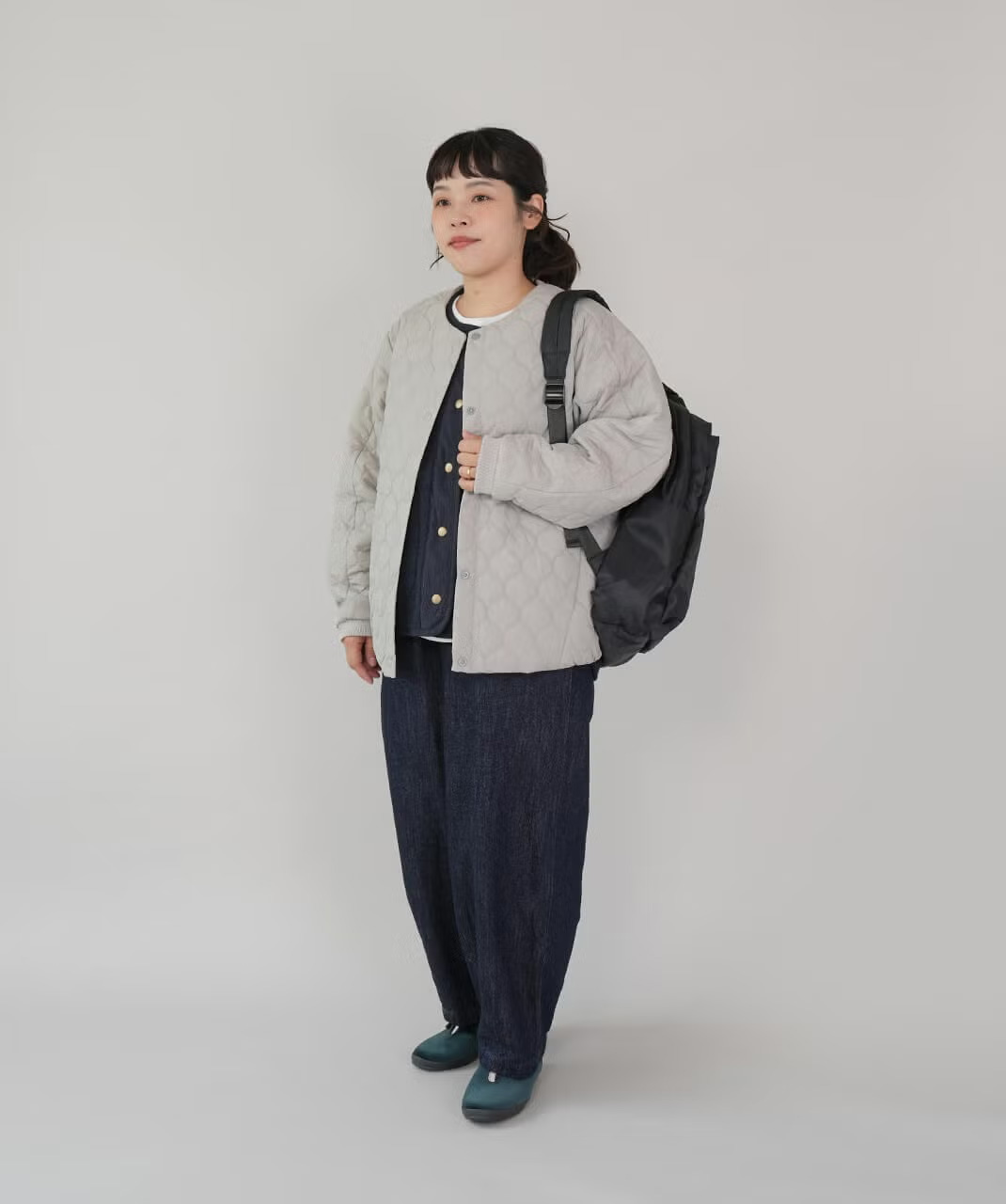 フードとデニムパンツを合わせ、カジュアルに着こなす