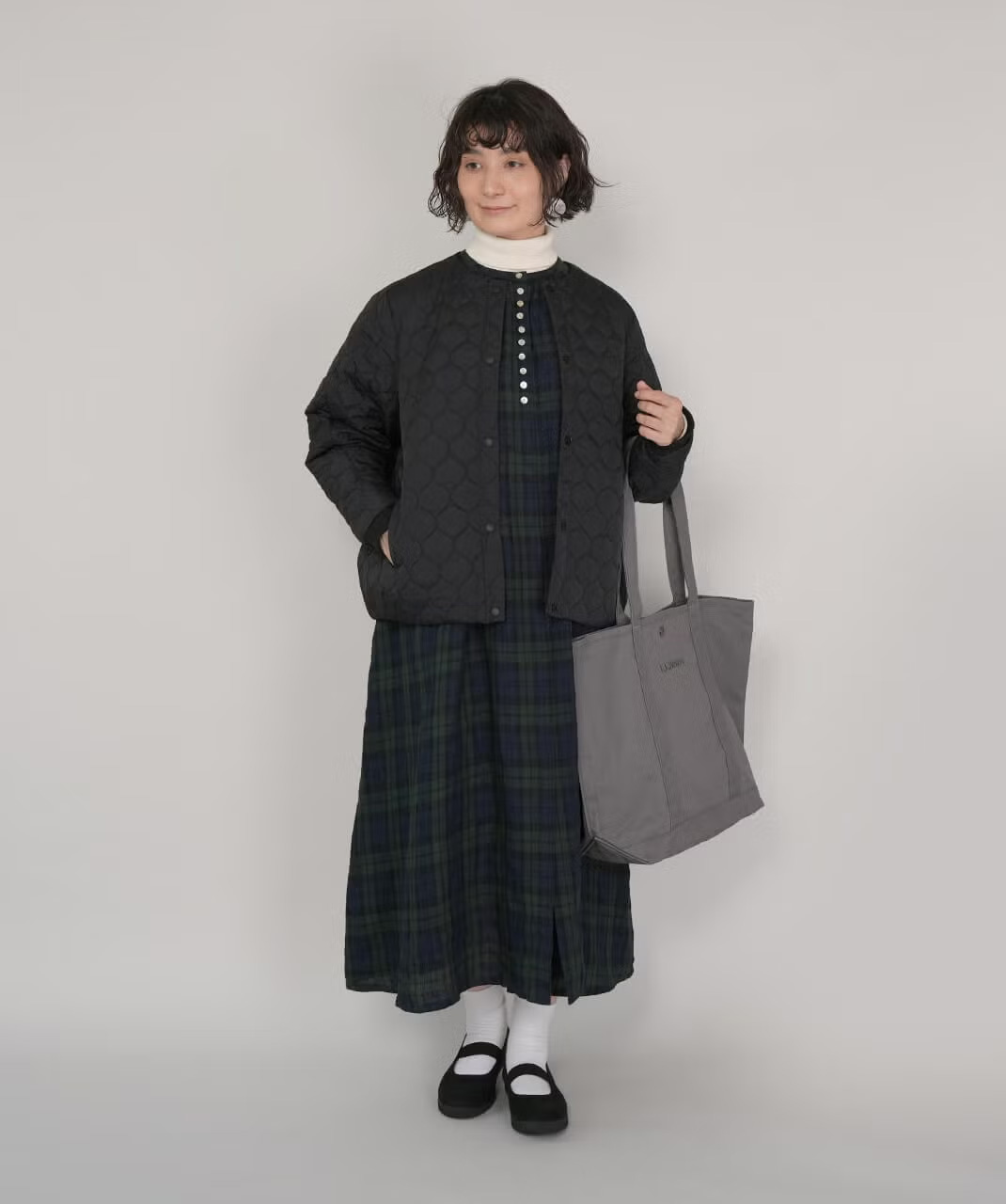 タートルネックとチェック柄ワンピースに合わせる