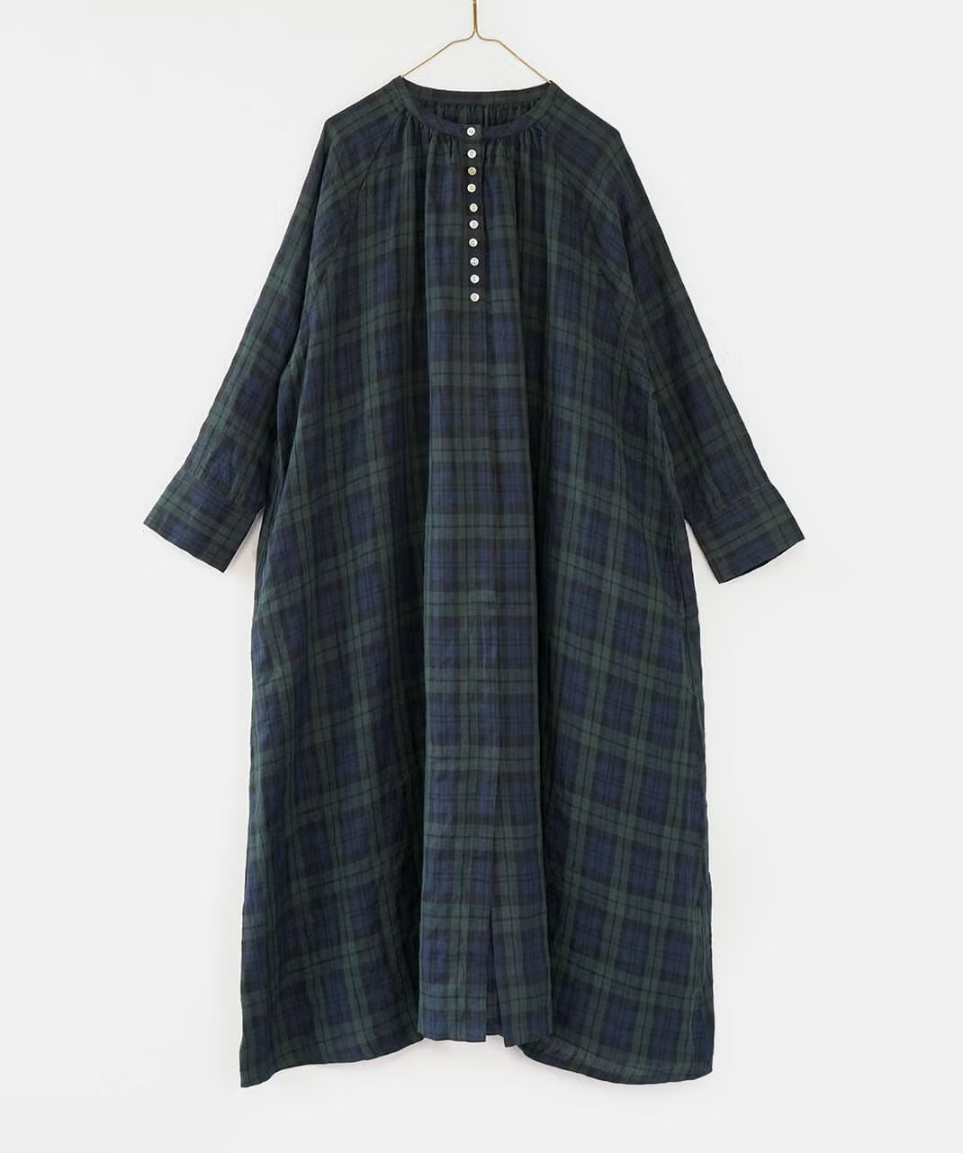ギャザーワンピースの横から見たシルエット