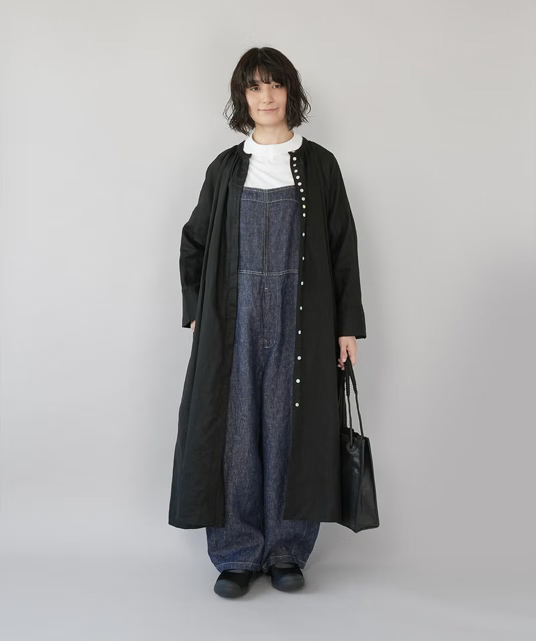 ブラックのワンピースを羽織りとして着用したコーディネート