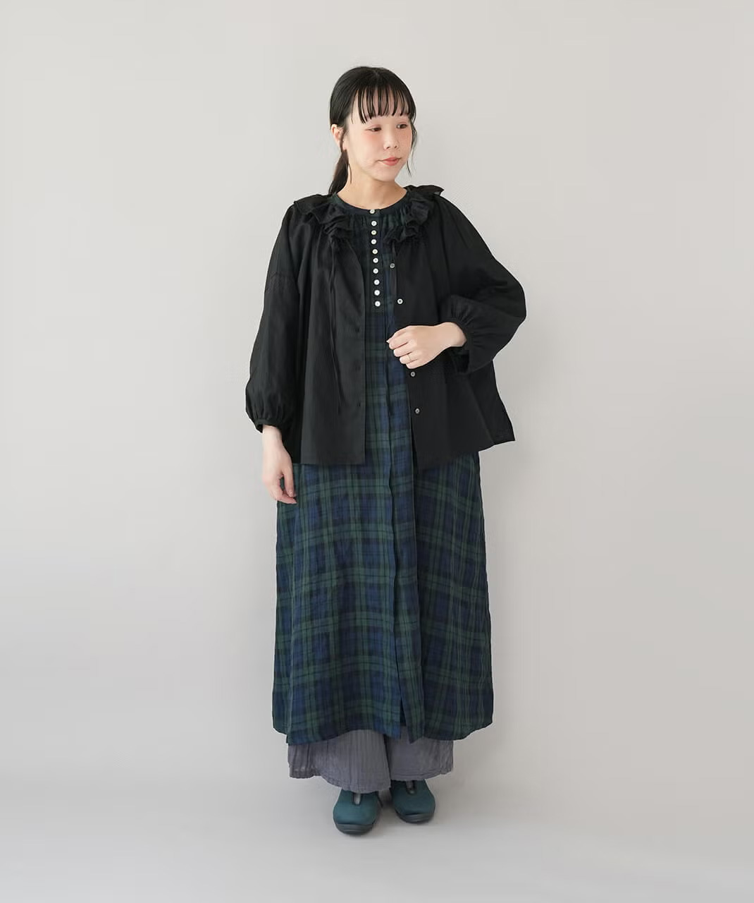 パンツやスカートとの重ね着もおすすめ。