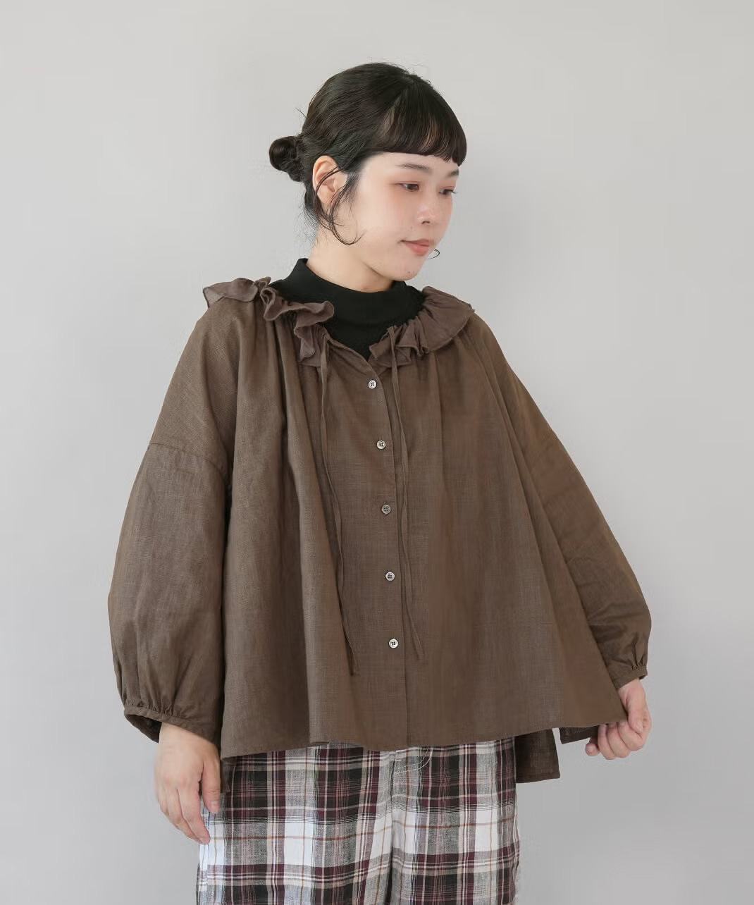 少し広めに開いたスキッパーネックは紐で調整が可能