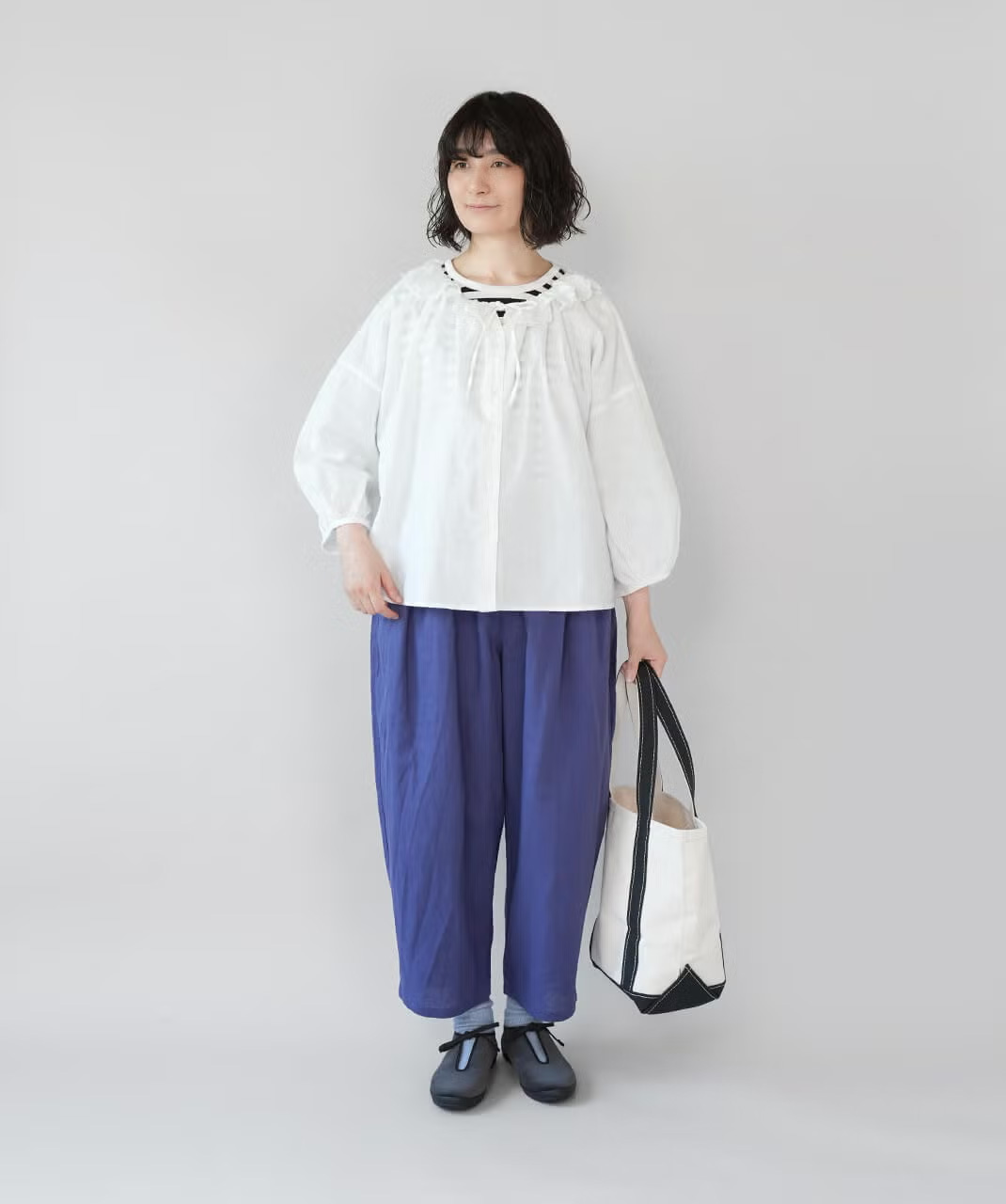 フリルの襟はコーディネートのアクセントに。