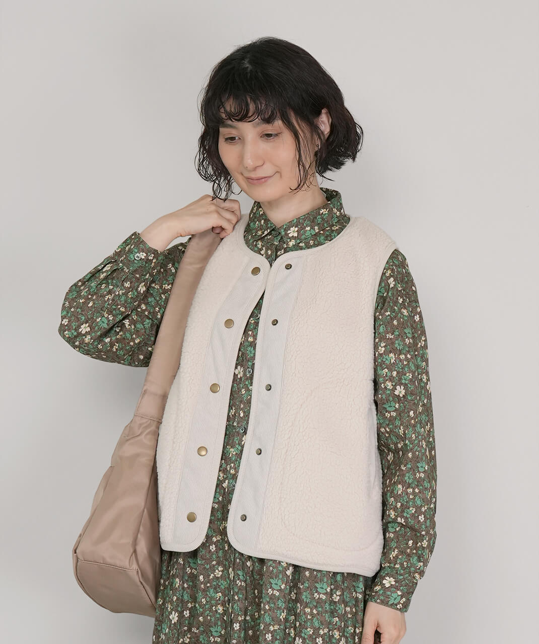 mumokutekiボアフリースのスナップボタンベスト アイボリー　着画 