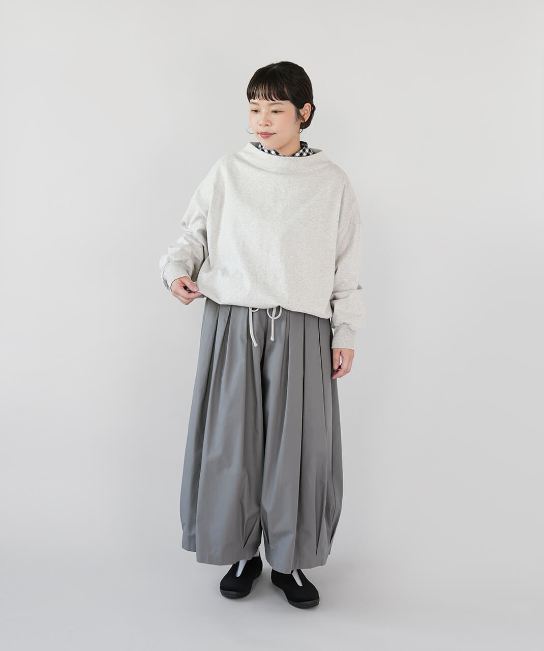  mumokuteki　2WAYシルエットのボトルネックプルオーバー　オートミール　コーデ