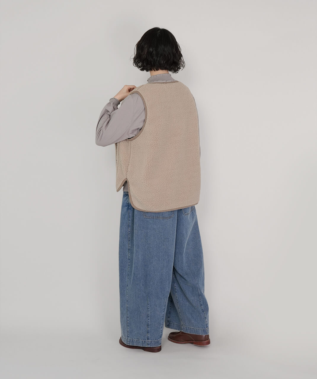 mumokutekiボアフリースのスナップボタンベスト　ダークベージュ　コーデ