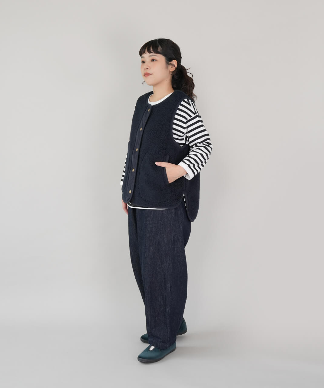 mumokutekiボアフリースのスナップボタンベスト　ネイビー　コーデ 