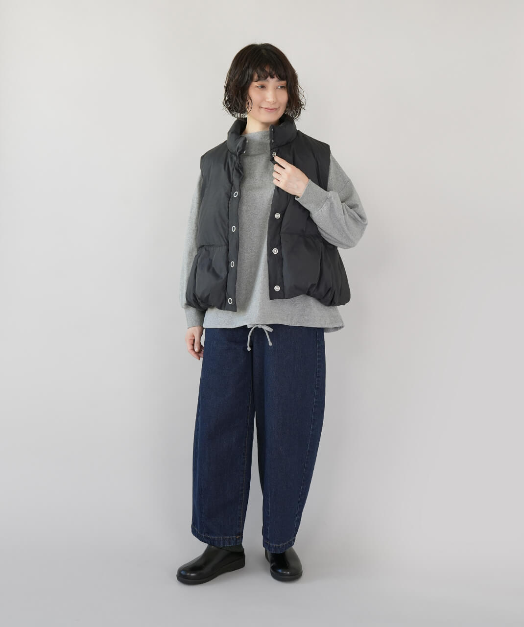  mumokuteki　2WAYシルエットのボトルネックプルオーバー　杢グレー　コーデ
