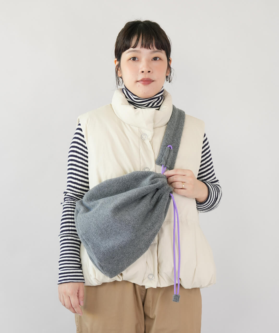 mumokutekiふんわり軽やかなフリースボンサック　グレー　着画