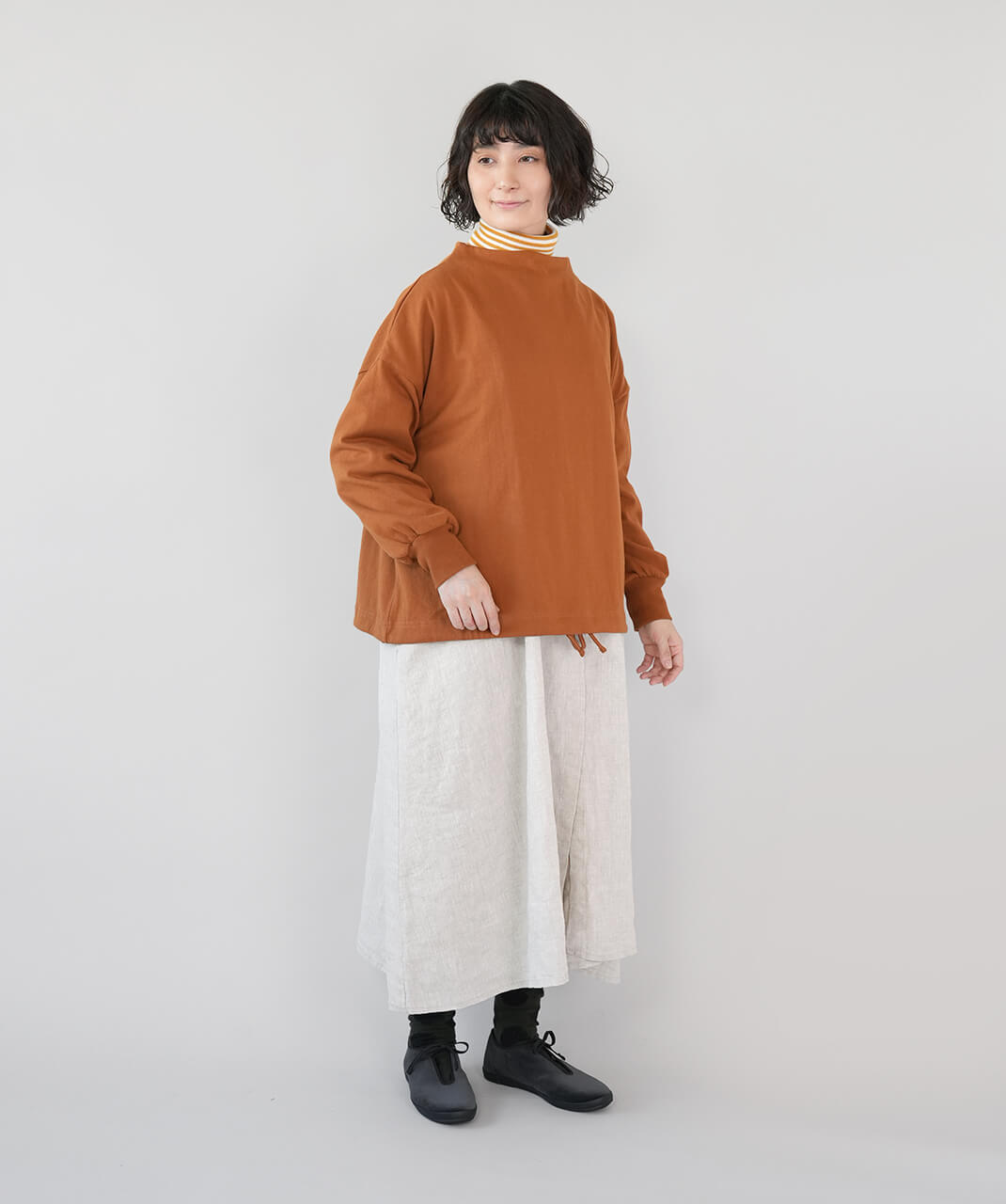  mumokuteki　2WAYシルエットのボトルネックプルオーバー　オークブラウン　コーデ