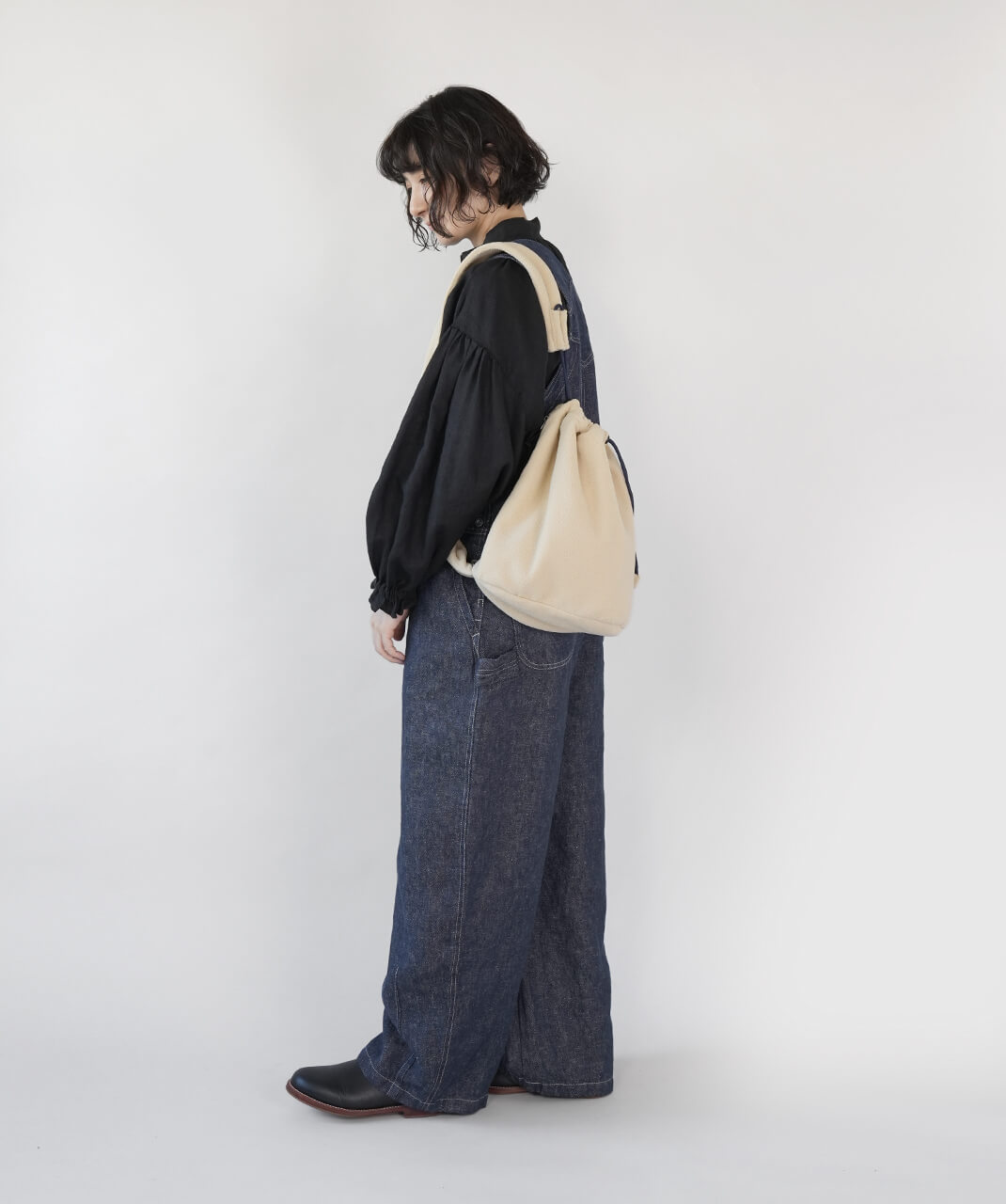 mumokutekiふんわり軽やかなフリースボンサック　ベージュ　コーデ