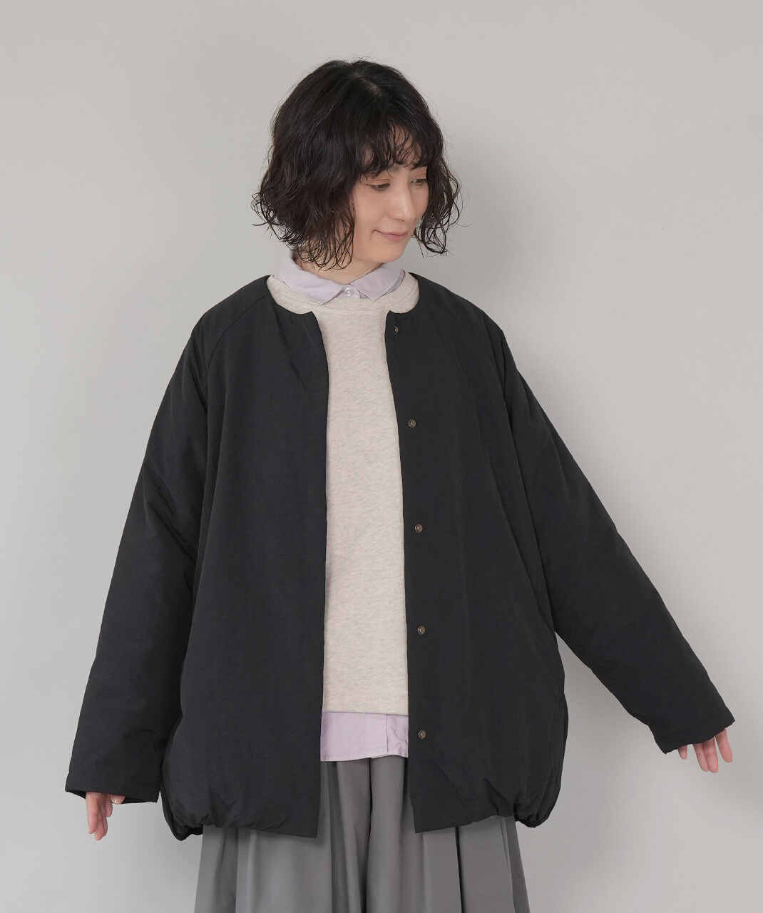 mumokuteki軽くてあたたかい中綿入りノーカラーコート　ブラック　着画