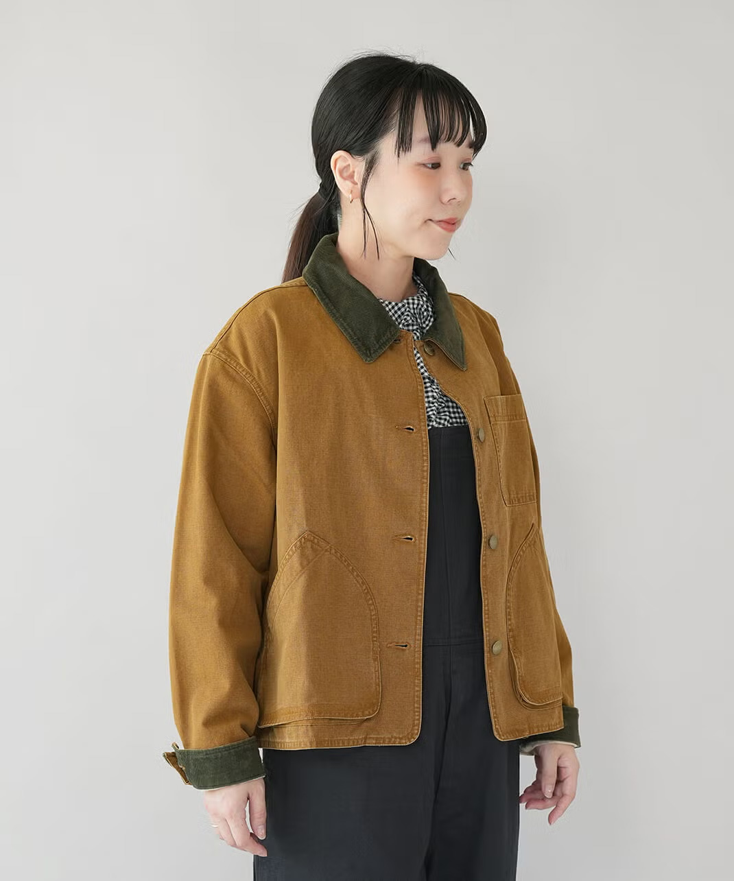 折り返すとコーデュロイがのぞく袖口