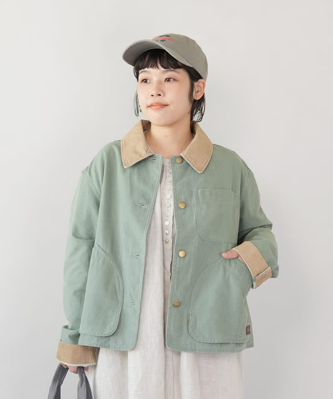 前身頃の2つのパッチポケットと左胸のオープンポケット