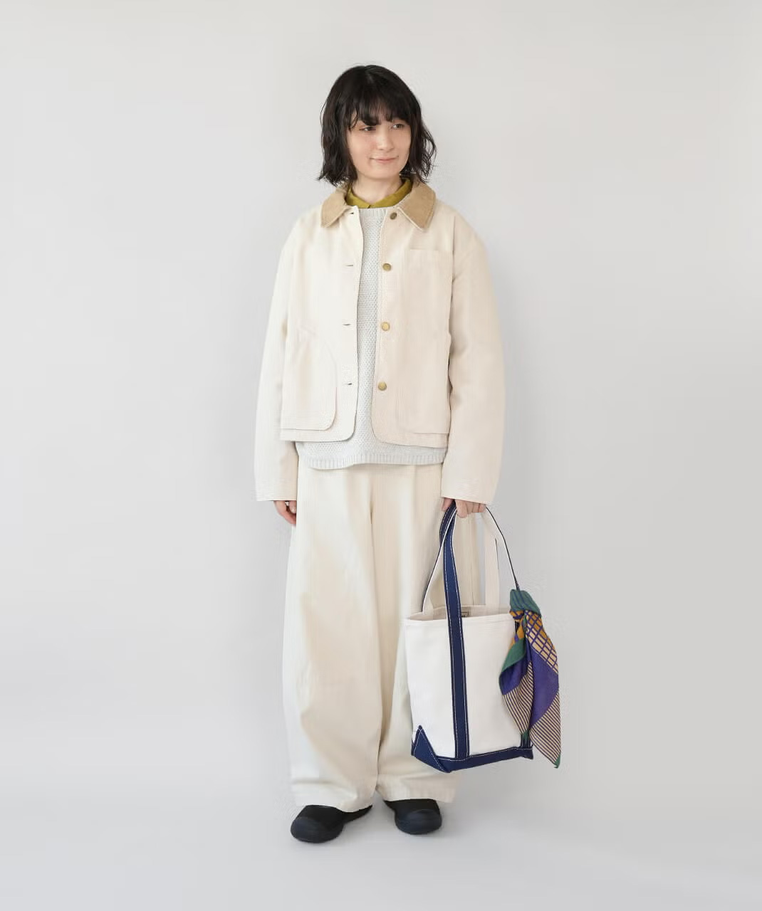 シャツとベストにジャケットを重ね、ワイドパンツを合わせた着こなし