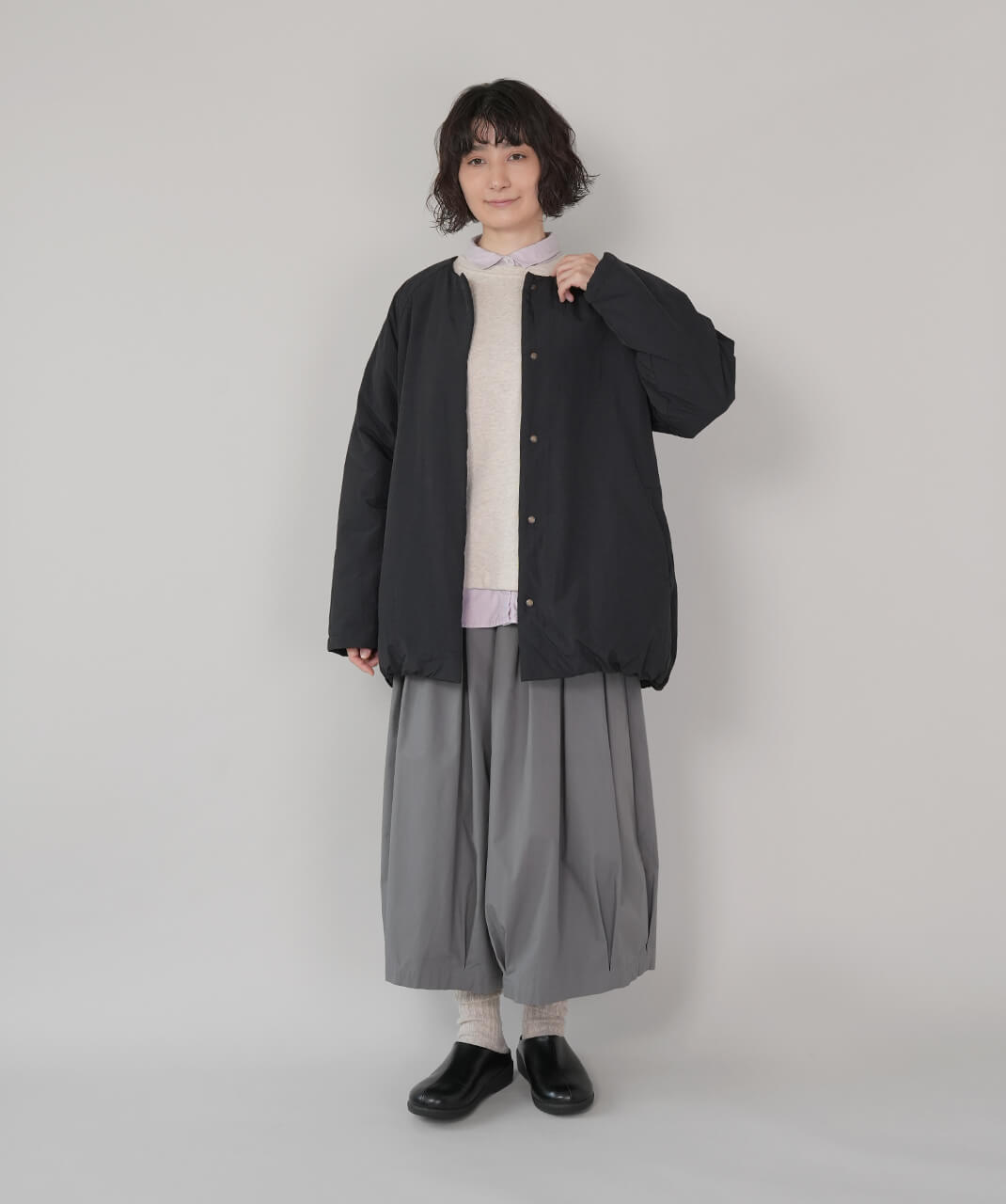 mumokuteki軽くてあたたかい中綿入りノーカラーコート　ブラック　コーデ