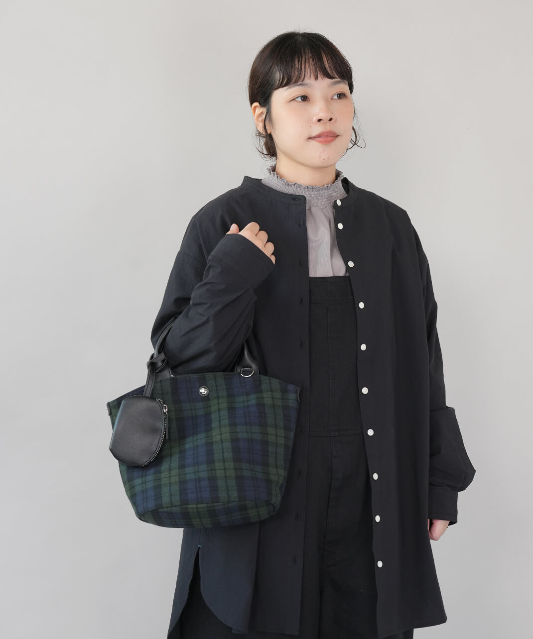 CACHELLIEミニポーチ付きタータンチェックトート　グリーン　着画