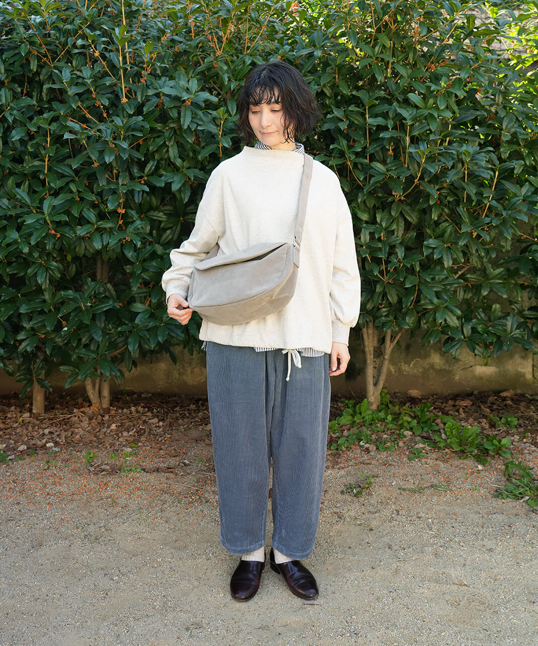 mumokuteki スウェードライクのフラップショルダーバッグ グレー　コーデ