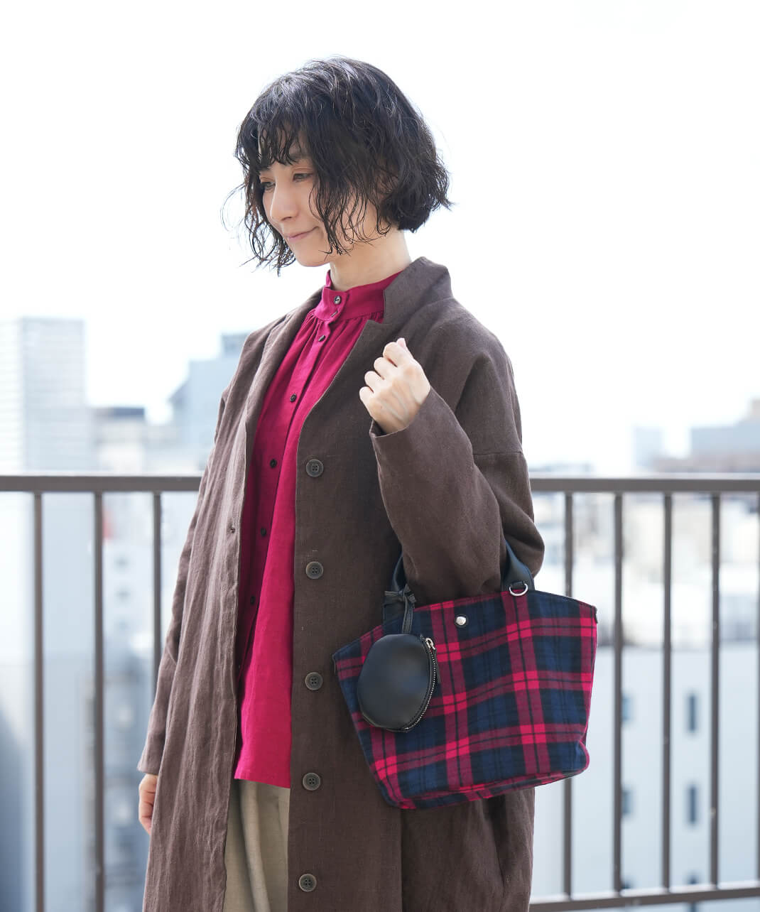 CACHELLIEミニポーチ付きタータンチェックトート　レッド　着画