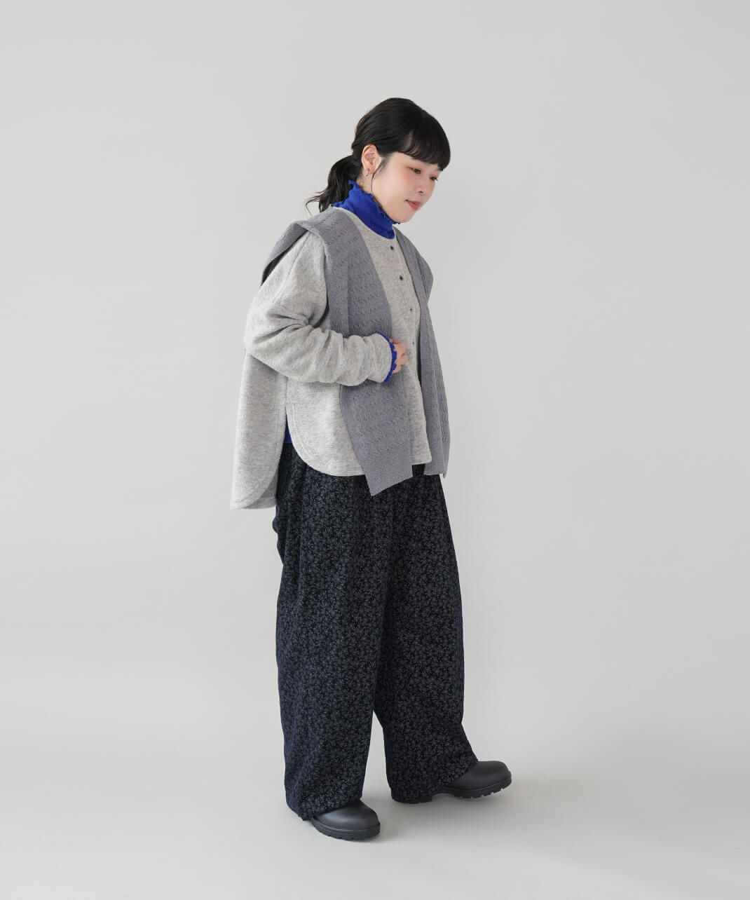 mumokutekiケーブルニット風の肩掛けストール　グレー　コーデ