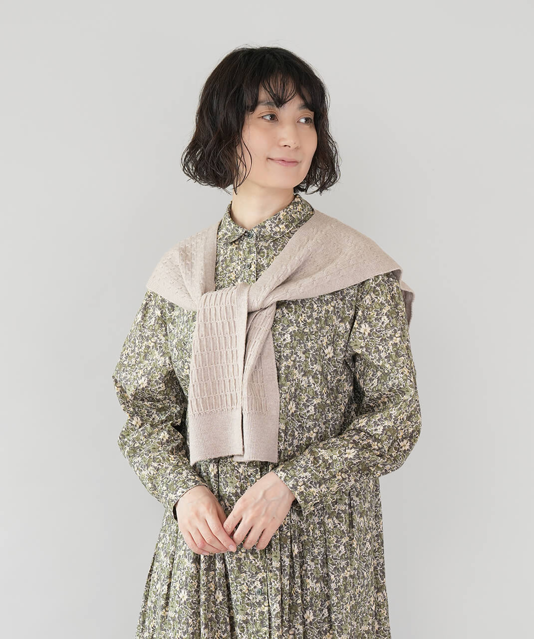 mumokutekiケーブルニット風の肩掛けストール　ライトベージュ　着画