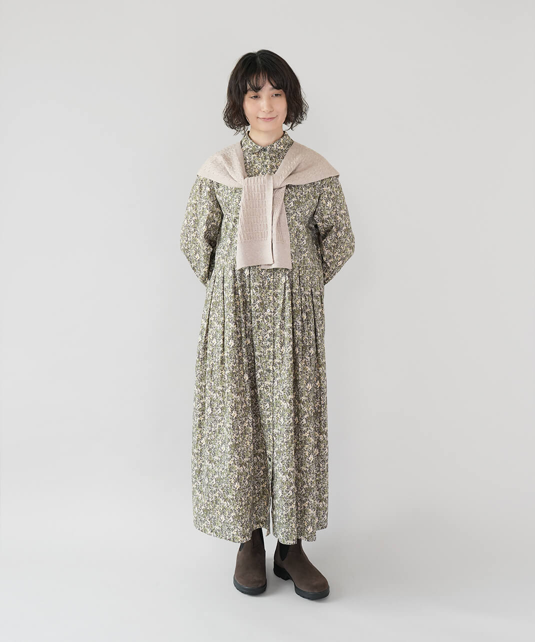 mumokutekiケーブルニット風の肩掛けストール　ライトベージュ　コーデ
