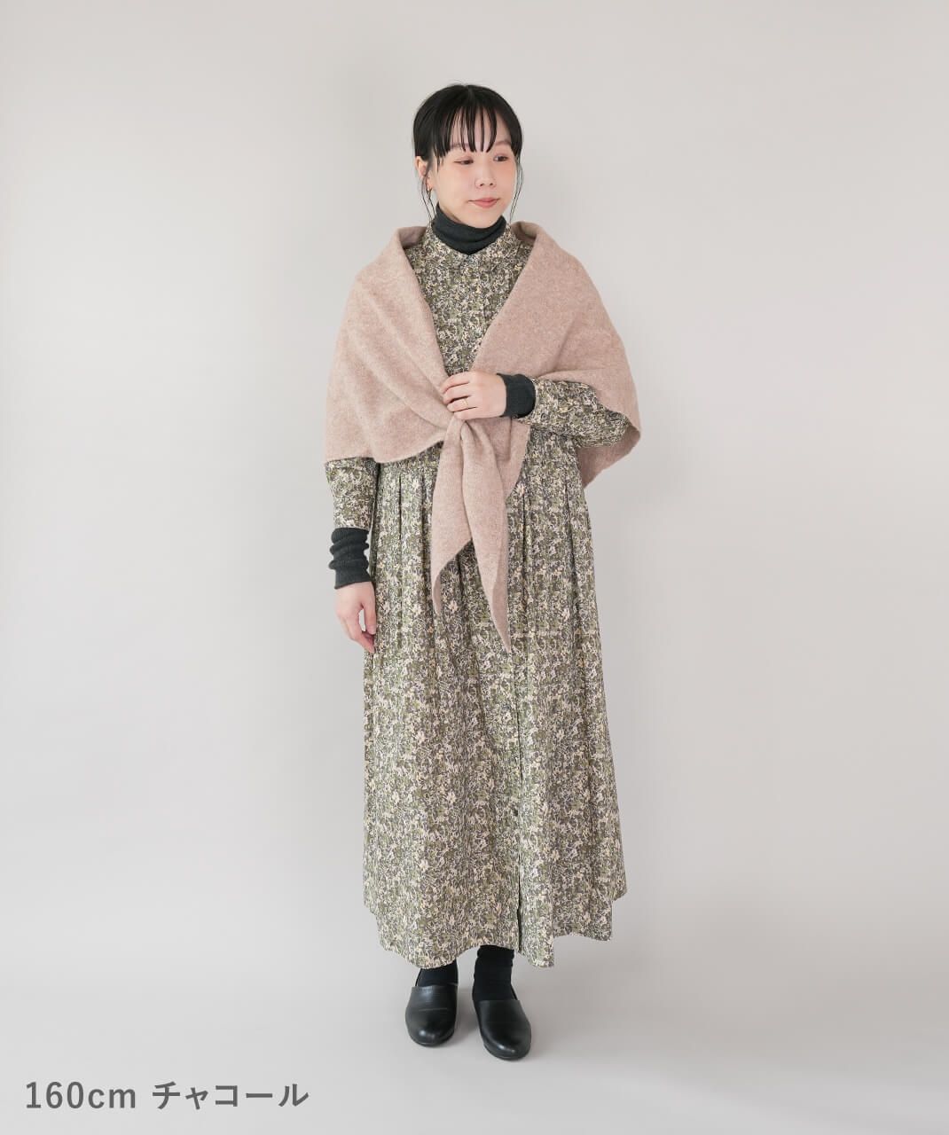 mumokuteki ちくちくしないタートルネックカットソー チャコール　着画
