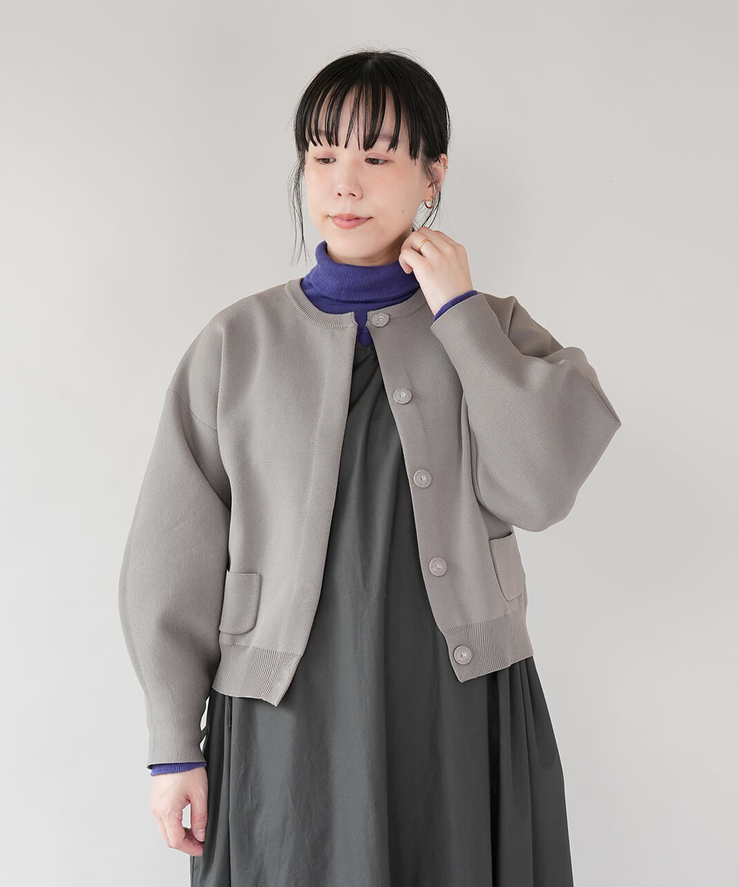 mumokuteki ちくちくしないタートルネックカットソー　パンジーブルー　着画