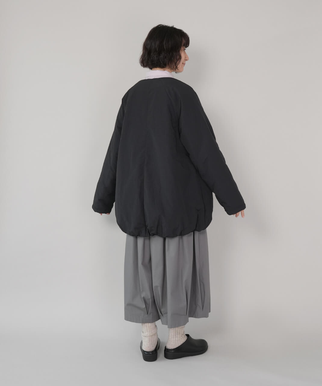 mumokuteki軽くてあたたかい中綿入りノーカラーコート　ブラック　コーデ