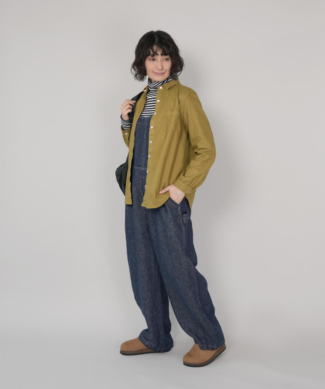 mumokuteki　みんなの定番いつものオックスシャツ　オリーブ　コーデ