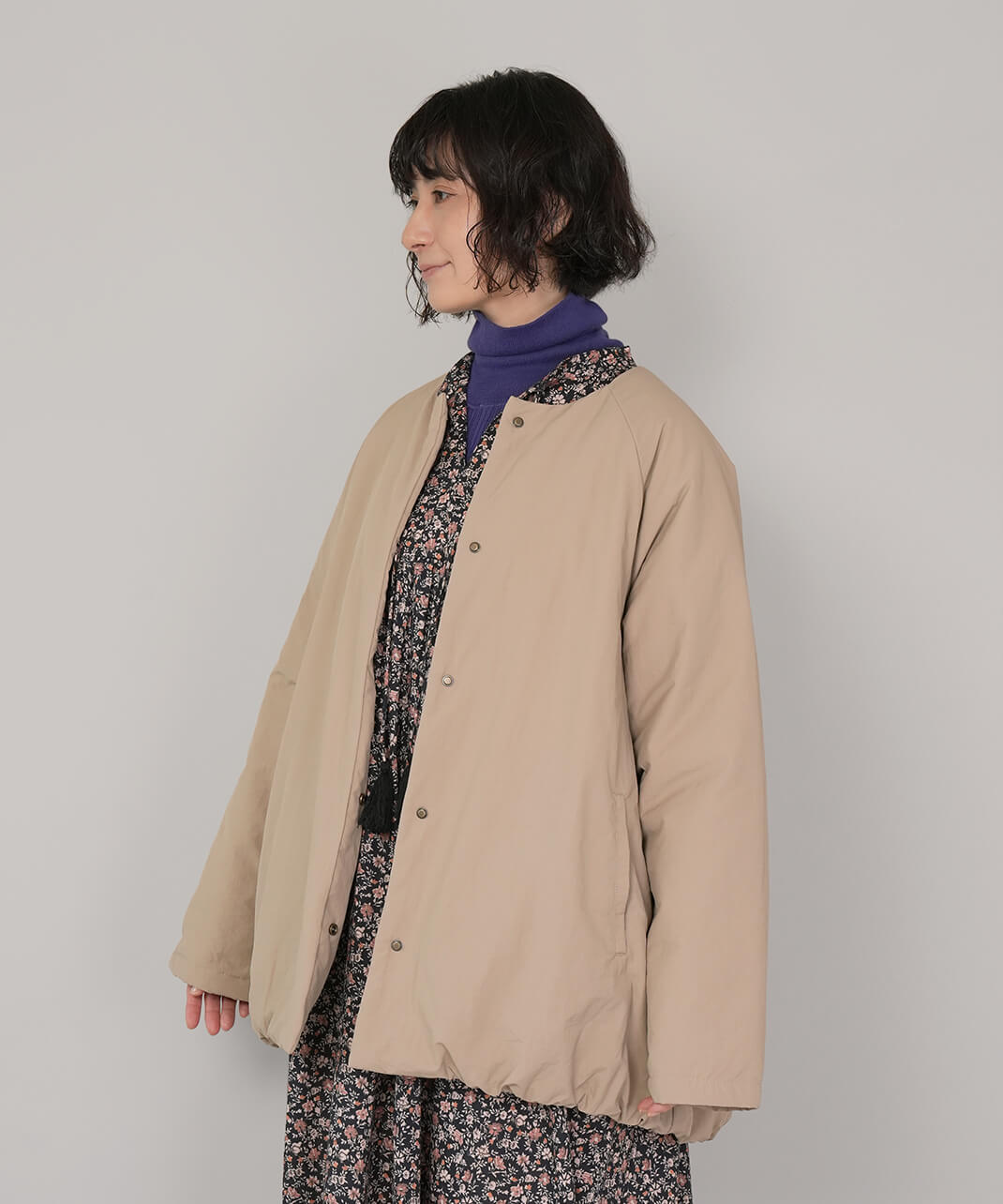 mumokuteki軽くてあたたかい中綿入りノーカラーコート　ダークブラウン　着画