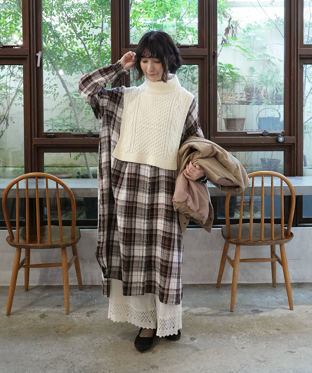 shesay冬にひと重ねアラン編みケープ　アイボリー　コーデ